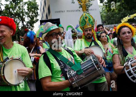 Défilé de carnaval pour les personnes atteintes de maladie mentale. Groupe Loucura Suburbana avec des patients du réseau de santé de l'Institut Nise da Silveira vêtus de costumes Banque D'Images