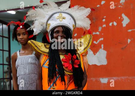 Défilé de carnaval pour les personnes atteintes de maladie mentale. Groupe Loucura Suburbana avec des patients du réseau de santé de l'Institut Nise da Silveira vêtus de costumes Banque D'Images