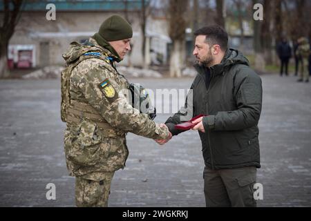 Dnipro, Ukraine. 05th Feb, 2024. Le président ukrainien Volodymyr Zelenskyy, à droite, remet une médaille militaire à un soldat de la Direction régionale de l’est des Forces de défense territoriale lors d’une visite à un centre d’entraînement militaire pour les forces de défense aérienne, le 5 février 2024 dans l’oblast de Dnipropetrovsk, en Ukraine. Crédit : Pool photo/Bureau de presse présidentiel ukrainien/Alamy Live News Banque D'Images