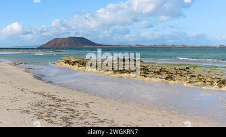 Île de Lobos vue depuis les grandes Playas dans le Parque Natural de las Dunas de Corralejo sur Fuerteventura. Îles Canaries, Espagne Banque D'Images