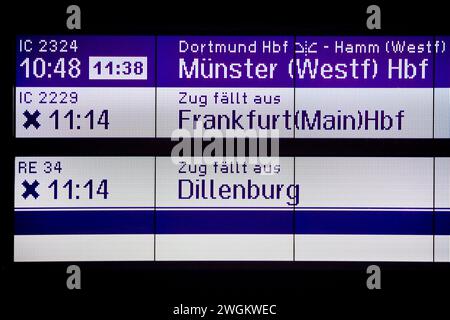 Panneau d'affichage avec annulation de train à la gare principale, Allemagne, Rhénanie du Nord-Westphalie, région de la Ruhr, Witten Banque D'Images