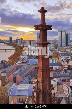 Vue depuis la cathédrale de Francfort sur le main et le centre-ville au coucher du soleil, Allemagne, Hesse, Francfort-sur-le-main Banque D'Images