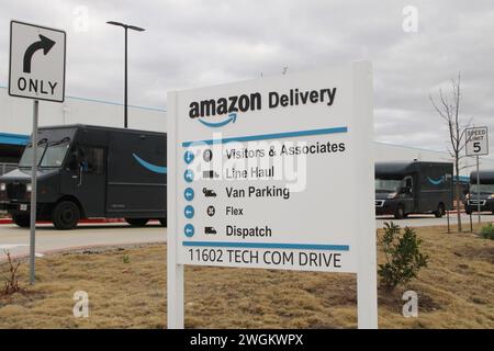 San Antonio, États-Unis. 05th Feb, 2024. Affichage directionnel Amazon Delivery à l'extérieur de l'usine DSX8 située au 11602 Tech COM Drive à San Antonio, Texas, États-Unis, le 5 février 2024. Amazon a été fondée en 1994 et est maintenant le deuxième plus grand employeur privé en Amérique. (Photo de Carlos Kosienski/Sipa USA) crédit : Sipa USA/Alamy Live News Banque D'Images