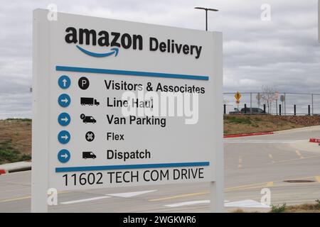 San Antonio, États-Unis. 05th Feb, 2024. Affichage directionnel Amazon Delivery à l'extérieur de l'usine DSX8 située au 11602 Tech COM Drive à San Antonio, Texas, États-Unis, le 5 février 2024. Amazon a été fondée en 1994 et est maintenant le deuxième plus grand employeur privé en Amérique. (Photo de Carlos Kosienski/Sipa USA) crédit : Sipa USA/Alamy Live News Banque D'Images