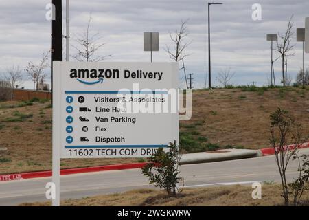 San Antonio, États-Unis. 05th Feb, 2024. Affichage directionnel Amazon Delivery à l'extérieur de l'usine DSX8 située au 11602 Tech COM Drive à San Antonio, Texas, États-Unis, le 5 février 2024. Amazon a été fondée en 1994 et est maintenant le deuxième plus grand employeur privé en Amérique. (Photo de Carlos Kosienski/Sipa USA) crédit : Sipa USA/Alamy Live News Banque D'Images