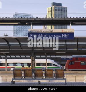 Gare centrale avec ICE et train local avec immeubles de grande hauteur, Allemagne, Hesse, Francfort-sur-le-main Banque D'Images