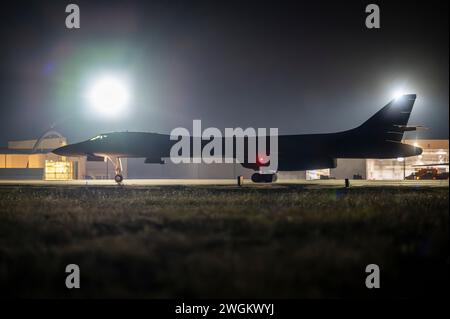 Abilene, États-Unis. 01 février 2024. Les bombardiers stratégiques furtifs B-1B lancer de l'U.S. Air Force descendent la piste avant un décollage nocturne de la base aérienne Dyess, le 1er février 2024 à Abilene, au Texas. Les bombardiers furtifs lancés en soutien à l’opération Prosperity Guardian frappent des cibles en Syrie et en Irak. Crédit : SRA Leon Redfern/U.S. Air Force photo/Alamy Live News Banque D'Images