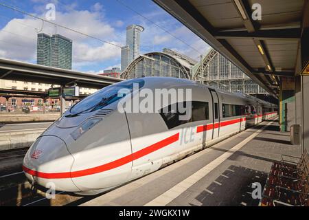 Intercity ICE à la gare centrale de Francfort avec DZ Bank en arrière-plan, Allemagne, Hesse, Francfort-sur-le-main Banque D'Images