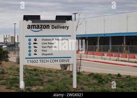 San Antonio, États-Unis. 05th Feb, 2024. Affichage directionnel Amazon Delivery à l'extérieur de l'usine DSX8 située au 11602 Tech COM Drive à San Antonio, Texas, États-Unis, le 5 février 2024. Amazon a été fondée en 1994 et est maintenant le deuxième plus grand employeur privé en Amérique. (Photo de Carlos Kosienski/Sipa USA) crédit : Sipa USA/Alamy Live News Banque D'Images