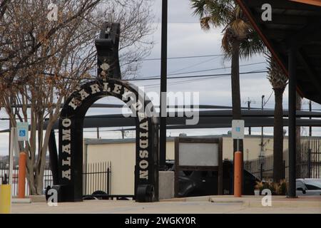 San Antonio, États-Unis. 05th Feb, 2024. Vue extérieure et signalisation à l'extérieur de l'établissement Cowboy Harley-Davidson Alamo City de Teddy Morse à San Antonio, Texas, États-Unis, le 5 février 2024. Fondée en 1903, Harley-Davidson est devenue l'un des plus grands fabricants de motos au monde. (Photo de Carlos Kosienski/Sipa USA) crédit : Sipa USA/Alamy Live News Banque D'Images