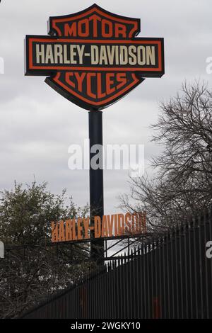 San Antonio, États-Unis. 05th Feb, 2024. Signalisation extérieure à l'extérieur de l'établissement Cowboy Harley-Davidson Alamo City de Teddy Morse à San Antonio, Texas, États-Unis, le 5 février 2024. Fondée en 1903, Harley-Davidson est devenue l'un des plus grands fabricants de motos au monde. (Photo de Carlos Kosienski/Sipa USA) crédit : Sipa USA/Alamy Live News Banque D'Images