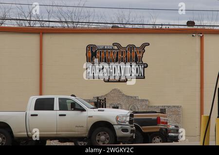 San Antonio, États-Unis. 05th Feb, 2024. Vue extérieure et signalisation à l'extérieur de l'établissement Cowboy Harley-Davidson Alamo City de Teddy Morse à San Antonio, Texas, États-Unis, le 5 février 2024. Fondée en 1903, Harley-Davidson est devenue l'un des plus grands fabricants de motos au monde. (Photo de Carlos Kosienski/Sipa USA) crédit : Sipa USA/Alamy Live News Banque D'Images