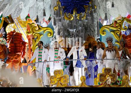 Défilé scolaire Samba dans le Sambodromo. Carnaval de Rio de Janeiro. Academicos do Grande Rio se produit au Marquês de Sapucaí Banque D'Images