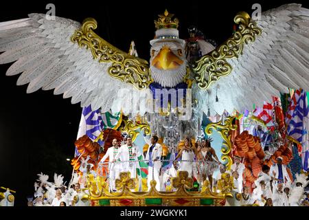 Défilé scolaire Samba dans le Sambodromo. Carnaval de Rio de Janeiro. Academicos do Grande Rio se produit au Marquês de Sapucaí Banque D'Images