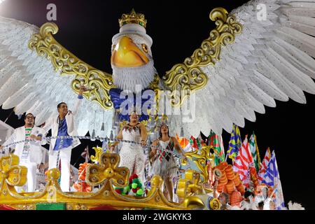 Défilé scolaire Samba dans le Sambodromo. Carnaval de Rio de Janeiro. Academicos do Grande Rio se produit au Marquês de Sapucaí Banque D'Images