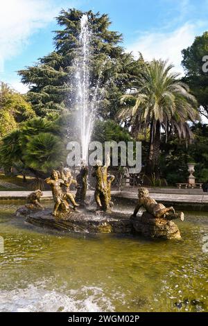 Fontaine bouillonnante de Putti dans les jardins de Villa Ormond, riche en plantes exotiques et rares, Sanremo, Imperia, Ligurie, Italie Banque D'Images