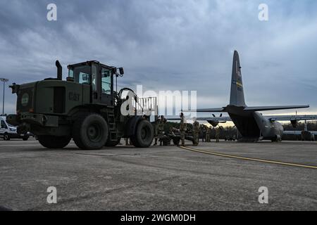 Les aviateurs affectés à la 19th Airlift Wing se préparent à charger du fret sur un avion C-130J Super Hercules lors de l'exercice de préparation Gnarly Explodeo à la base aérienne de Little Rock, Arkansas, le 1er février 2024. L’objectif de cet exercice dirigé par le Commandement de la mobilité aérienne est d’assurer la préparation de la base pour un déploiement immédiat, en mettant l’accent sur la vitesse et la précision avec lesquelles les forces de la 19e AW peuvent être projetées là où elles sont le plus nécessaires. (Photo de l'US Air Force par Airman 1st Class Julian Atkins) Banque D'Images