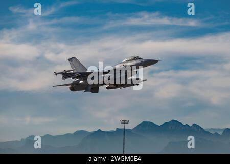 Un Fighting Falcon F-16 de l'US Air Force affecté à la 31st Fighter Wing, de la base aérienne d'Aviano, en Italie, décolle de la base aérienne de Nellis, Nevada, le 16 janvier 2024. Les combattants AMÉRICAINS participant à Red Flag 24-1 se sont entraînés aux côtés de la Royal Australian Air Force et de la Royal Air Force. (Photo de l'US Air Force par Airman 1st Class Timothy Perish) Banque D'Images