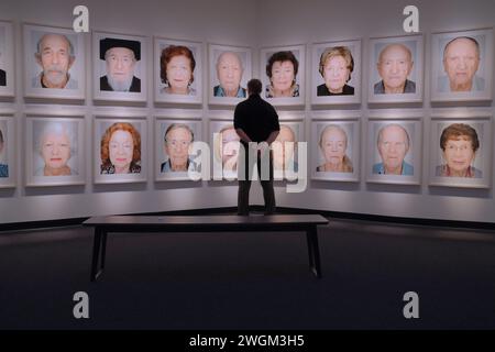 New York, New York, États-Unis. 4 février 2024. Un patron du Musée du patrimoine juif rend visite aux survivants : visages de la vie après l'Holocauste. Les portraits du célèbre photographe Martin Schoeller dans son style hyper détaillé distingué documentent 75 survivants de la libération d'Auschwitz à l'occasion de son 75e anniversaire. Le musée de New York à Lower manhattan est un mémorial vivant de l'Holocauste. (Crédit image : © Milo Hess/ZUMA Press Wire) USAGE ÉDITORIAL SEULEMENT! Non destiné à UN USAGE commercial ! Banque D'Images