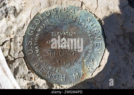 Benchmark étiqueté Trump 1957 au sommet de High Peak Banque D'Images