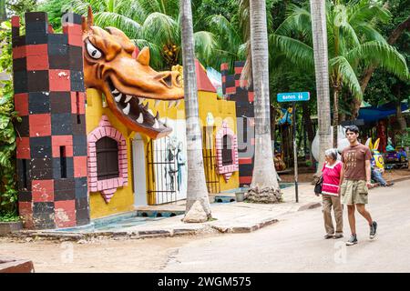 Merida Mexique,Parc Zoologico del Centenario parc public centenaire,créature dragon fantaisie d'amusement,retraité senior,citoyens seniors pensi Banque D'Images