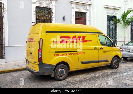 Merida Mexico, Barrio de Santiago Centro, Calle 59, véhicule de fourgonnette de service de livraison DHL, signe des informations, promotion de la publicité, hispa mexicain Banque D'Images