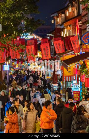 CHONGQING, CHINE - 5 FÉVRIER 2024 - Un grand nombre de touristes visitent la région de Shibati de style traditionnel à Chongqing, Chine, 5 février 2024, sous le nom de SP Banque D'Images