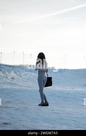 Grandvalira, Andorre : 2024 janvier 31 : femme prenant des photos à la station de ski de Grandvalira en 2023. Banque D'Images