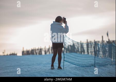 Grandvalira, Andorre : 2024 janvier 31 : femme prenant des photos à la station de ski de Grandvalira en 2023. Banque D'Images