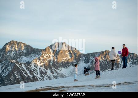 Grandvalira, Andorre : 2024 janvier 31 : les gens prennent des photos à la station de ski de Grandvalira en 2023. Banque D'Images