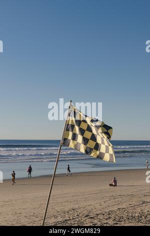 Mission Beach San Diego. Drapeau à damier. Réglementation sur le surf. Banque D'Images