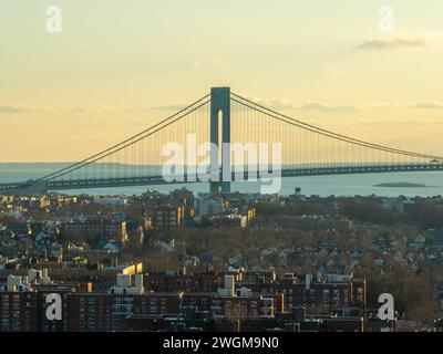 Vue aérienne du pont Verrazzano Narrows à New York depuis Brooklyn. Banque D'Images