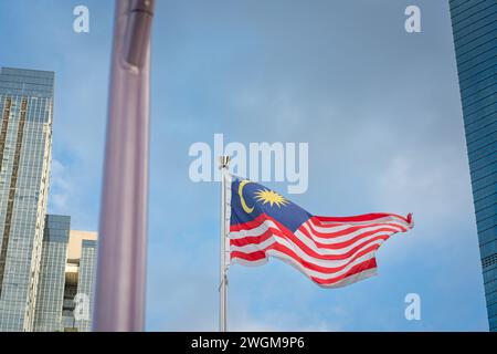 Kuala Lumpur, Malaisie - 28 janvier 2024 : drapeau malaisien sur un poteau ondulant dans le ciel, dans la ville de Kuala Lumpur Banque D'Images