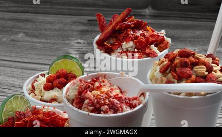 Groupe de snacks mexicains, plusieurs cors dans des tasses, préparés avec du Chili, des arachides, des frites, de la sauce camoy, délicieux, pas de gens Banque D'Images