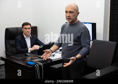 Kiev, Ukraine. 05th Feb, 2024. L'ancien directeur du Département de la politique militaro-technique du ministère de la Défense de l'Ukraine Oleksandr Liiev s'adresse aux médias après un test polygraphique à Kiev. Oleksandr Liiev, ancien fonctionnaire du ministère de la Défense soupçonné de corruption, a passé le test public au polygraphe pour prouver son innocence sur des questions liées à la conclusion d'un contrat entre le ministère de la Défense et la société "Lviv Arsenal" en octobre 2022. Crédit : SOPA images Limited/Alamy Live News Banque D'Images