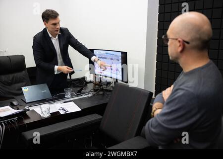 Kiev, Ukraine. 05th Feb, 2024. L'opérateur polygraphique Oleksandr Vedmid montre les résultats du test aux journalistes après que l'ancien directeur du Département de la politique militaro-technique du ministère de la Défense de l'Ukraine, Oleksandr Liiev, a passé un test polygraphique à Kiev. Oleksandr Liiev, ancien fonctionnaire du ministère de la Défense soupçonné de corruption, a passé le test public au polygraphe pour prouver son innocence sur des questions liées à la conclusion d'un contrat entre le ministère de la Défense et la société "Lviv Arsenal" en octobre 2022. Crédit : SOPA images Limited/Alamy Live News Banque D'Images