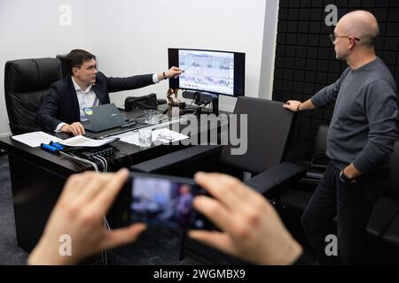 Kiev, Ukraine. 05th Feb, 2024. L'opérateur polygraphique Oleksandr Vedmid montre les résultats du test aux journalistes après que l'ancien directeur du Département de la politique militaro-technique du ministère de la Défense de l'Ukraine, Oleksandr Liiev, a passé un test polygraphique à Kiev. Oleksandr Liiev, ancien fonctionnaire du ministère de la Défense soupçonné de corruption, a passé le test public au polygraphe pour prouver son innocence sur des questions liées à la conclusion d'un contrat entre le ministère de la Défense et la société "Lviv Arsenal" en octobre 2022. Crédit : SOPA images Limited/Alamy Live News Banque D'Images