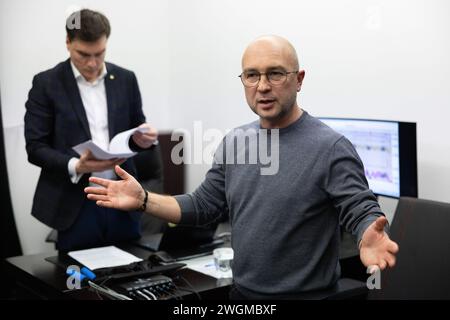 Kiev, Ukraine. 05th Feb, 2024. L'ancien directeur du Département de la politique militaro-technique du ministère de la Défense de l'Ukraine Oleksandr Liiev s'adresse aux médias après un test polygraphique à Kiev. Oleksandr Liiev, ancien fonctionnaire du ministère de la Défense soupçonné de corruption, a passé le test public au polygraphe pour prouver son innocence sur des questions liées à la conclusion d'un contrat entre le ministère de la Défense et la société "Lviv Arsenal" en octobre 2022. Crédit : SOPA images Limited/Alamy Live News Banque D'Images