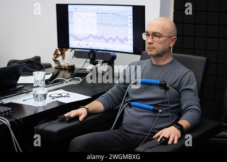 Kiev, Ukraine. 05th Feb, 2024. Ancien directeur du Département de la politique militaire et technique du ministère de la Défense de l'Ukraine Oleksandr Liiev passe un test polygraphique à Kiev. Oleksandr Liiev, ancien fonctionnaire du ministère de la Défense soupçonné de corruption, a passé le test public au polygraphe pour prouver son innocence sur des questions liées à la conclusion d'un contrat entre le ministère de la Défense et la société "Lviv Arsenal" en octobre 2022. Crédit : SOPA images Limited/Alamy Live News Banque D'Images