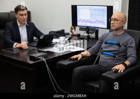 Kiev, Ukraine. 05th Feb, 2024. Ancien directeur du Département de la politique militaire et technique du ministère de la Défense de l'Ukraine Oleksandr Liiev passe un test polygraphique à Kiev. Oleksandr Liiev, ancien fonctionnaire du ministère de la Défense soupçonné de corruption, a passé le test public au polygraphe pour prouver son innocence sur des questions liées à la conclusion d'un contrat entre le ministère de la Défense et la société "Lviv Arsenal" en octobre 2022. Crédit : SOPA images Limited/Alamy Live News Banque D'Images