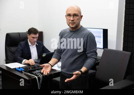 Kiev, Ukraine. 05th Feb, 2024. L'ancien directeur du Département de la politique militaro-technique du ministère de la Défense de l'Ukraine Oleksandr Liiev s'adresse aux médias après un test polygraphique à Kiev. Oleksandr Liiev, ancien fonctionnaire du ministère de la Défense soupçonné de corruption, a passé le test public au polygraphe pour prouver son innocence sur des questions liées à la conclusion d'un contrat entre le ministère de la Défense et la société "Lviv Arsenal" en octobre 2022. Crédit : SOPA images Limited/Alamy Live News Banque D'Images