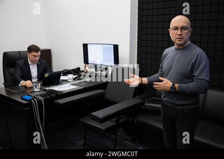 Kiev, Ukraine. 05th Feb, 2024. L'ancien directeur du Département de la politique militaro-technique du ministère de la Défense de l'Ukraine Oleksandr Liiev s'adresse aux médias avant un test polygraphique à Kiev. Oleksandr Liiev, ancien fonctionnaire du ministère de la Défense soupçonné de corruption, a passé le test public au polygraphe pour prouver son innocence sur des questions liées à la conclusion d'un contrat entre le ministère de la Défense et la société "Lviv Arsenal" en octobre 2022. (Photo de Oleksii Chumachenko/SOPA images/SIPA USA) crédit : SIPA USA/Alamy Live News Banque D'Images