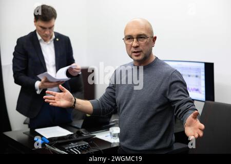 Kiev, Ukraine. 05th Feb, 2024. L'ancien directeur du Département de la politique militaro-technique du ministère de la Défense de l'Ukraine Oleksandr Liiev s'adresse aux médias après un test polygraphique à Kiev. Oleksandr Liiev, ancien fonctionnaire du ministère de la Défense soupçonné de corruption, a passé le test public au polygraphe pour prouver son innocence sur des questions liées à la conclusion d'un contrat entre le ministère de la Défense et la société "Lviv Arsenal" en octobre 2022. (Photo de Oleksii Chumachenko/SOPA images/SIPA USA) crédit : SIPA USA/Alamy Live News Banque D'Images