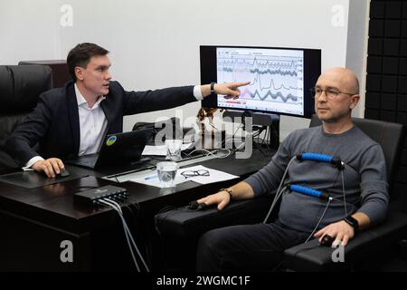 L'opérateur polygraphique Oleksandr Vedmid montre les résultats du test aux journalistes après que l'ancien directeur du Département de la politique militaro-technique du ministère de la Défense de l'Ukraine, Oleksandr Liiev, a passé un test polygraphique à Kiev. Oleksandr Liiev, ancien fonctionnaire du ministère de la Défense soupçonné de corruption, a passé le test public au polygraphe pour prouver son innocence sur des questions liées à la conclusion d'un contrat entre le ministère de la Défense et la société "Lviv Arsenal" en octobre 2022. (Photo Oleksii Chumachenko/SOPA images/SIPA USA) Banque D'Images