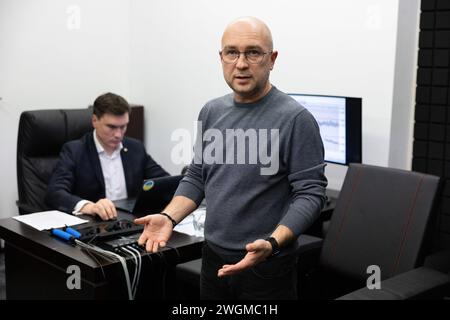 Kiev, Ukraine. 05th Feb, 2024. L'ancien directeur du Département de la politique militaro-technique du ministère de la Défense de l'Ukraine Oleksandr Liiev s'adresse aux médias après un test polygraphique à Kiev. Oleksandr Liiev, ancien fonctionnaire du ministère de la Défense soupçonné de corruption, a passé le test public au polygraphe pour prouver son innocence sur des questions liées à la conclusion d'un contrat entre le ministère de la Défense et la société "Lviv Arsenal" en octobre 2022. (Photo de Oleksii Chumachenko/SOPA images/SIPA USA) crédit : SIPA USA/Alamy Live News Banque D'Images