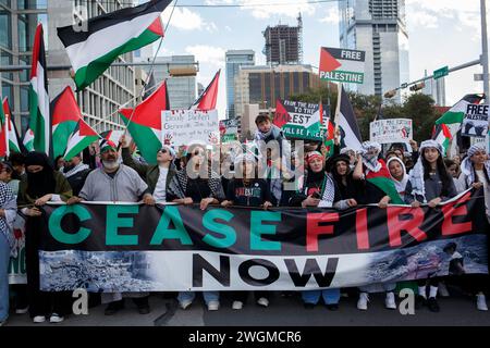 Austin, Texas, États-Unis. 4 février 2024. Les partisans palestiniens marchent à AustinTexas lors de la marche du Texas Unis contre le génocide le dimanche 4 février. Ils ont exigé un cessez-le-feu immédiat pour le siège israélien de Gaza maintenant dans son cent vingt et unième jour. Israël a tué vingt-sept mille civils dans ses bombardements aveugles. (Crédit image : © Jaime Carrero/ZUMA Press Wire) USAGE ÉDITORIAL SEULEMENT! Non destiné à UN USAGE commercial ! Banque D'Images