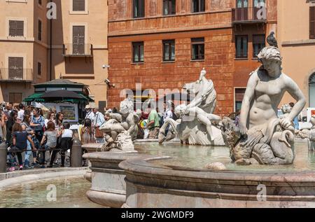 Rome Italie - 20 mai 2011 ; célèbre fontaine de Neptune sur la place des touristes et du marché de Navona. Banque D'Images