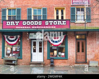 Magasin à l'avant du magasin de marchandises sèches Brick dans le centre-ville historique de Harpers Ferry, WV, un jour d'hiver. Banque D'Images