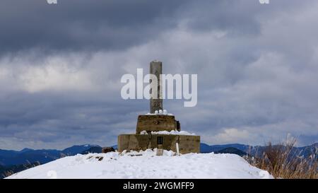 Hyogo, Japon - 2 février 2023 : marqueur en béton de pierre sur le sommet de la montagne enneigée par jour nuageux Banque D'Images