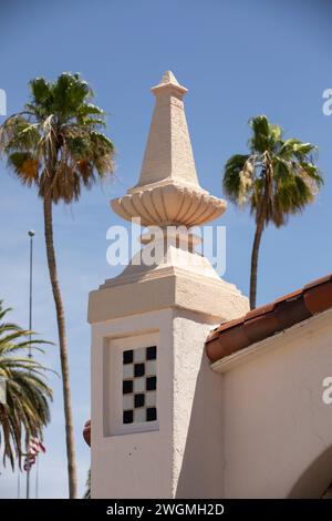 Palm encadré vue de jour des bâtiments historiques dans le centre-ville d'Ajo, Arizona, États-Unis. Banque D'Images